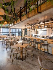 un ristorante con tavoli e sedie e un bar di Sigma59 Dine & Stay a Hersonissos