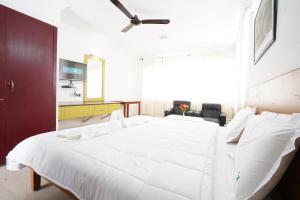 Un pat sau paturi într-o cameră la Hotel TamilNadu - Yercaud