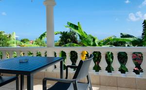 Oceanic View Apartments的阳台或露台