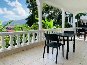 Oceanic View Apartments的阳台或露台