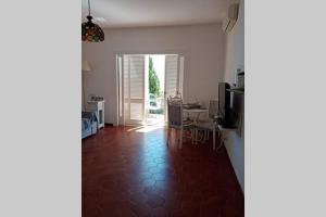 TV a/nebo společenská místnost v ubytování Appartamento panoramico: Residence Ulivi e Sole