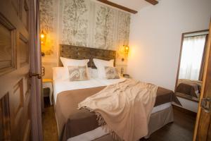 a bedroom with a large bed in a room at Los Tinajones in Colmenar de Oreja