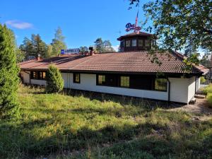 Una casa vieja con una torre encima. en Hotelli Salpakangas, en Hollola