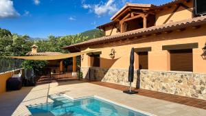 Swimmingpoolen hos eller tæt på El Hojaranzo Casa rural con encanto en Candeleda
