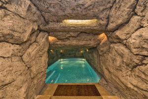una piscina en una cueva con paredes de piedra en Glorious Hotel, en Estambul