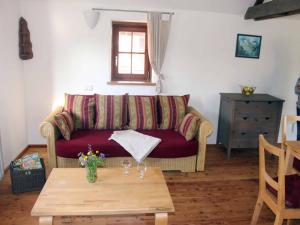 ein Wohnzimmer mit einem Sofa und einem Tisch in der Unterkunft Ferienwohnung Koppelblick in Pfarrweisach