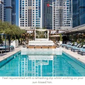 une piscine avec un bain rafraîchissant tout en travaillant sur votre équipe ensoleillée dans l'établissement ME Dubai by Meliá, à Dubaï