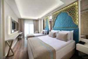 Un pat sau paturi într-o cameră la Great Fortune Design Hotel & Spa