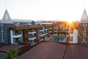 Aussicht vom Dach eines Gebäudes mit Pool in der Unterkunft Side Amour Hotel in Side