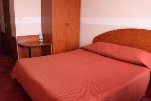 
Uma cama ou camas num quarto em Akademicheskaya Hotel
