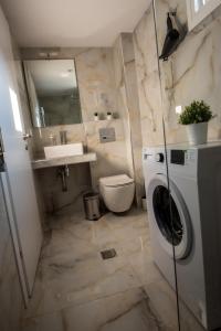 W łazience znajduje się pralka i umywalka. w obiekcie OLIVE 203 w mieście Perea