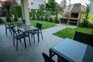 patio ze stołami i krzesłami oraz dziedzińcem w obiekcie OLIVE 203 w mieście Perea