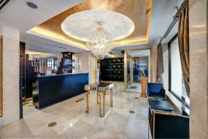 un dressing avec un lustre et une table dans l'établissement Great Fortune Hotel & Spa, à Istanbul