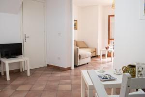 Televízia a/alebo spoločenská miestnosť v ubytovaní Casa al Castello con Balcone sul Mare