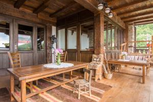Gostun的住宿－Macedonia Guest House，一间带木桌和椅子的用餐室