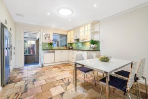 A kitchen or kitchenette at Layman Park Villa