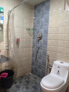 Un baño con ducha y un inodoro. en Esses House A Luxury Homestay and service apartment, en Gangtok 16 fotos más