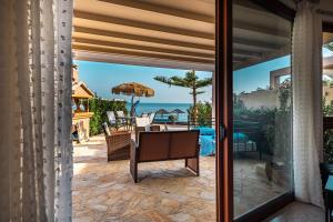 Foto dalla galleria di Beachfront Andriana Villa with mini pool and spa a Vasilikós