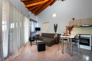 Kuchyň nebo kuchyňský kout v ubytování Beachfront Andriana Villa with mini pool and spa