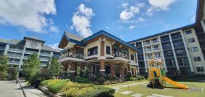 大雅台Summer10th Pinesuites Scandi Minimalist Deluxe的一座前面有操场的大楼