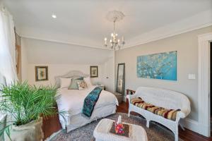 Seating area sa San Francisco Retreat Just Steps from Golden Gate Park and Ocean Beach! home