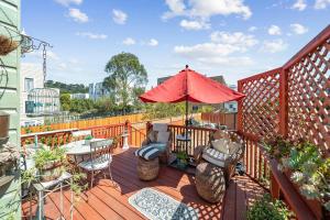 einen Balkon mit einem Tisch und einem Sonnenschirm in der Unterkunft San Francisco Retreat Just Steps from Golden Gate Park and Ocean Beach! home in San Francisco