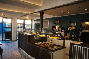 a restaurant with a food counter in a store at Urban Flair Hotel in Memmingen