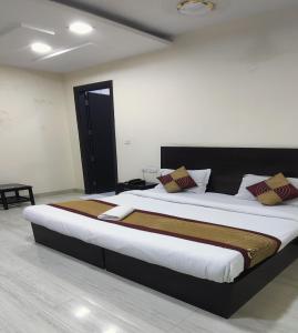 Postel nebo postele na pokoji v ubytování Hotel Kings Inn, Karol Bagh, New Delhi
