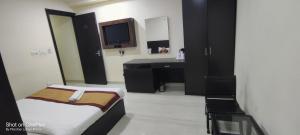 Postel nebo postele na pokoji v ubytování Hotel Kings Inn, Karol Bagh, New Delhi
