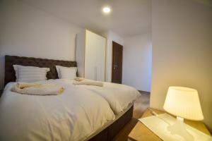 1 dormitorio con 1 cama grande y toallas. en Diamond Club Zlatibor, en Zlatibor
