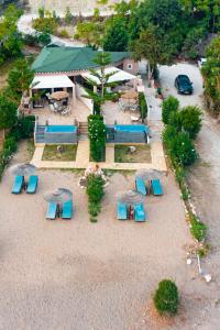 Bazén v ubytování Beachfront Elena Villa with mini pool and spa nebo v jeho okolí