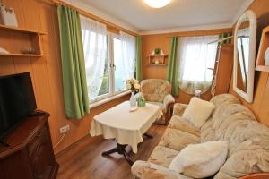Ein Sitzbereich in der Unterkunft Ferienhaus direkt am See - Kummerow SCHW 982