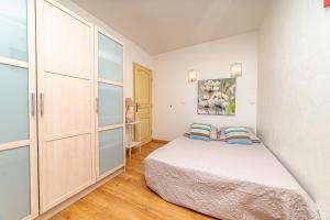- une chambre avec un lit et un placard dans l'établissement Holidays In Provence Alpes Maritimes, à Le Bar-sur-Loup