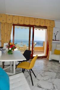 Foto dalla galleria di Stunning Penthouse with panoramic views of Eze Village and the French Riviera a Èze