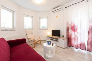 Televízia a/alebo spoločenská miestnosť v ubytovaní Apartments Doris, Krk