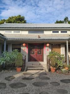 a japanese house with a pathway leading to the door at 池上福吉園素食民宿 臺東縣民宿073號 請勿透過阿勾達訂房 in Chishang