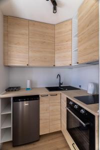 Virtuvė arba virtuvėlė apgyvendinimo įstaigoje Victus Apartamenty, Apartament Fresh