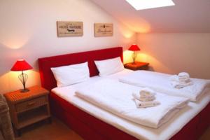 een slaapkamer met een groot bed en handdoeken bij Residenz an der Prorer Wiek Ferienwohnung 12 in Binz