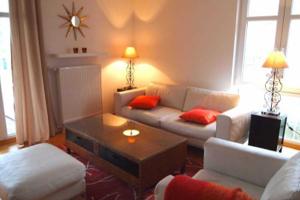 ein Wohnzimmer mit einem Sofa und einem Couchtisch in der Unterkunft Residenz an der Prorer Wiek Ferienwohnung 09 in Binz