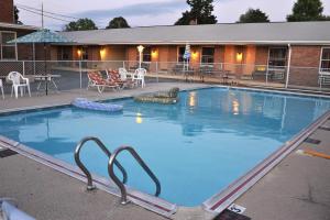 The swimming pool at or close to Dutch Motel Palmyra