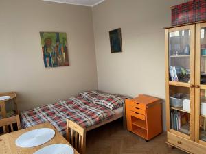 a small room with a bed and a table at Pokoje Gościnne Hetmanska in Gdynia