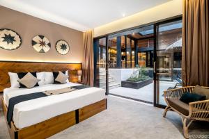 ein Schlafzimmer mit großem Bett und Balkon in der Unterkunft Villa Singa by BaliSuperHost in Ubud + 37 Fotos