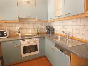 A kitchen or kitchenette at SUNNYHOME Monteurwohnungen und Apartments in Regensburg