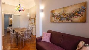 salon z kanapą, stołem i obrazem w obiekcie Gregoriana Luxury Rental in Rome w Rzymie