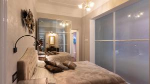 sypialnia z 2 łóżkami i dużym oknem w obiekcie Gregoriana Luxury Rental in Rome w Rzymie