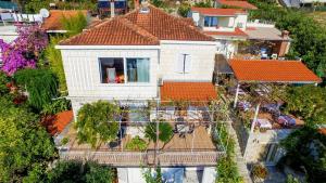 una vista aérea de una casa blanca con techos naranjas en Villa Carmen Rooms & Apartments, en Mlini