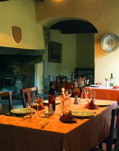 mesa de comedor con mantel en Villa Vezza, en Capolona