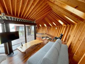 TV a/nebo společenská místnost v ubytování Seaside SHELL HOUSE -南房総 海辺のSHELL HOUSE-