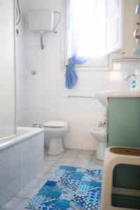 トラーパニにあるCasa Vacanza Rivettiのバスルーム(トイレ、バスタブ、シンク付)