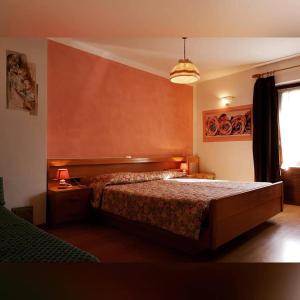 een slaapkamer met een groot bed in een kamer bij Residence Capriolo in Lavarone